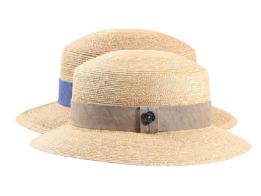 Cloche-Hut aus Naturstroh mit Leinenband in Blau oder Sand