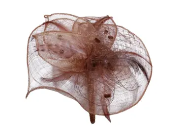 Camel-farbener Fascinator mit Federn und Blüten