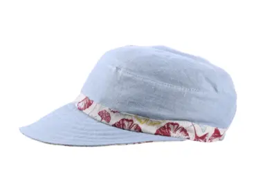 Leinenkappe „Liegestuhlhut Ginko“ in Ciel mit floraler Garnitur und Schirm