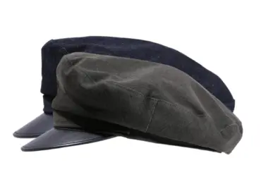 Camaret Cap aus Baumwolle mit Kunstlederschirm in Navy und Olive