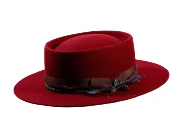 Fedora flach aus Wollfilz in Burgund mit Ebony-Pearl-Garnitur, handgefertigt in der Schweiz.