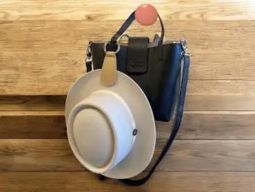 Hutclip aus Leder zur Befestigung von Hüten an Tasche oder Rucksack